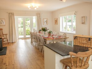Cottage | Private kitchen | Fridge, dishwasher, cookware/dishes/utensils - The Big Dingle (Church Stretton)