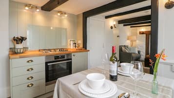 Cottage | Private kitchen | Fridge, dishwasher, electric kettle, toaster