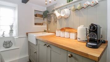 Cottage | Private kitchen | Fridge, dishwasher, electric kettle, toaster