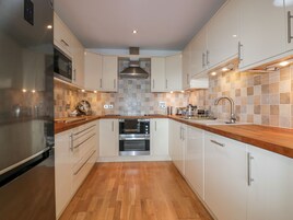 Cottage | Private kitchen | Fridge, dishwasher, electric kettle, toaster