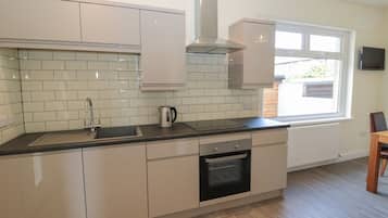 Cottage | Private kitchen | Dishwasher, cookware/dishes/utensils