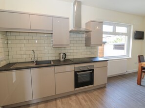 Mökki | Yksityinen keittiö | Jääkaappi, astianpesukone, vedenkeitin, leivänpaahdin