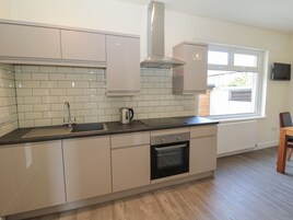 Refrigerador, lavavajillas, tetera/pava eléctrica, tostadora