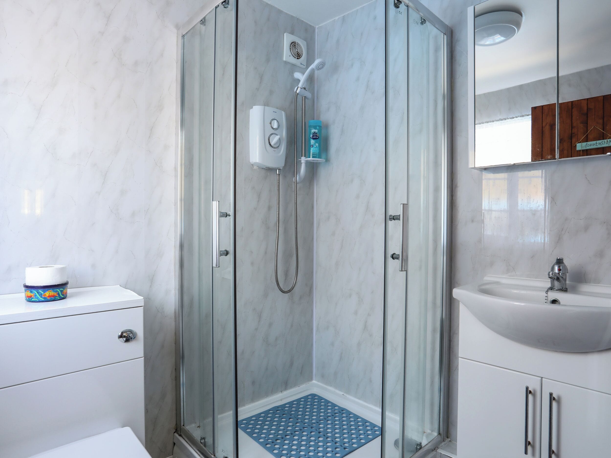 Cottage | Bathroom | Shower, hair dryer