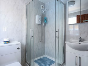 Cottage | Bathroom | Shower, hair dryer