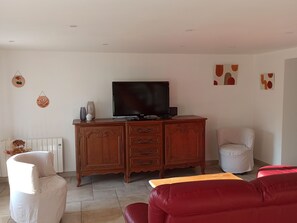 Télévision à écran plat, table de tennis de table