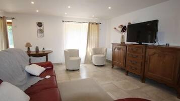 Télévision à écran plat, table de tennis de table