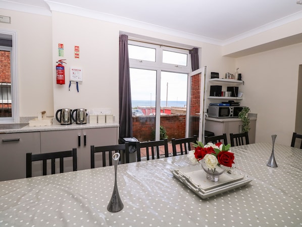 Cottage | Private kitchen | Dishwasher, cookware/dishes/utensils