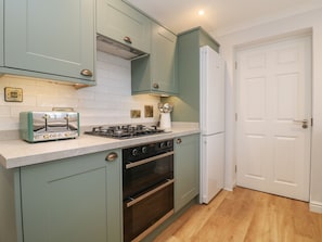 Cottage | Private kitchen | Dishwasher, cookware/dishes/utensils