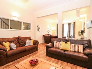 Cottage | Living area - Clover Court (Great Yarmouth)