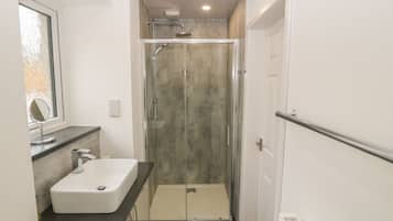 Cottage | Bilik Mandi | Pancuran mandi