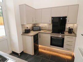 Cottage | Private kitchen | Fridge, dishwasher, electric kettle, toaster