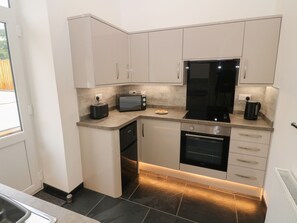 Cottage | Private kitchen | Fridge, dishwasher, electric kettle, toaster - Tyddyn Sianel - Derw (Criccieth)