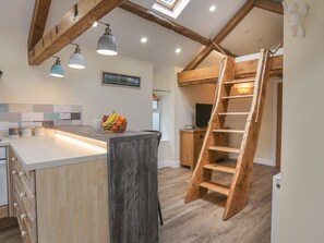 Cottage | Privékeuken | Een koelkast, een waterkoker, een broodrooster