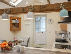 Cottage | Privékeuken | Een koelkast, een waterkoker, een broodrooster