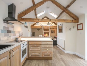 Casa de campo | Cocina privada | Refrigerador, tetera eléctrica, tostadora y utensilios de cocina 