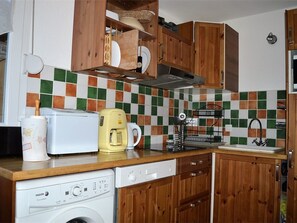 Een koelkast, een microgolfoven, een oven, een vaatwasser