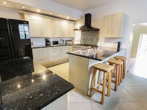 Cottage | Private kitchen | Fridge, dishwasher, electric kettle, toaster