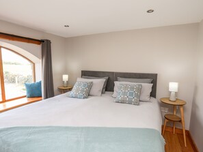 Cottage | 3 bedrooms, individually decorated, individually furnished, free WiFi