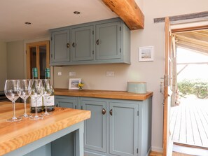Cottage | Private kitchen | Fridge, microwave, dishwasher, electric kettle - Ty Cerrig (Gaerwen)