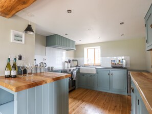Cottage | Private kitchen | Fridge, dishwasher, electric kettle, toaster - Ty Cerrig (Gaerwen)