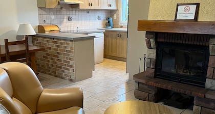 Cozy Ground-Level Cottage with Terrace, Near Thermal Baths and Marina, Sleeps 4