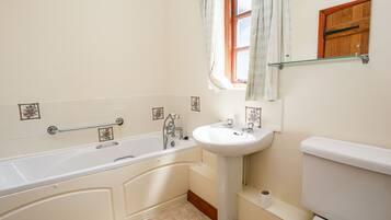 Cottage | Bathroom | Shower, hair dryer