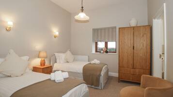 Cottage | 6 bedrooms, individually decorated, individually furnished, free WiFi