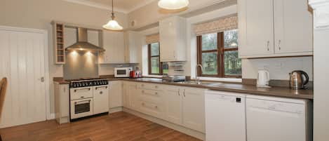 ChaumiÚre | Cuisine privée | Réfrigérateur, lave-vaisselle, vaisselle et ustensiles