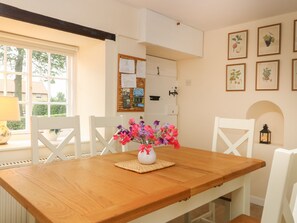Cottage | Private kitchen | Fridge, cookware/dishes/utensils