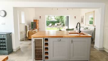 Cottage | Private kitchen | Fridge, dishwasher, electric kettle, toaster