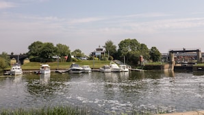 Un canale con barche ormeggiate, un ponte e un edificio per la nautica.