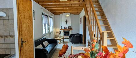 TV, fireplace