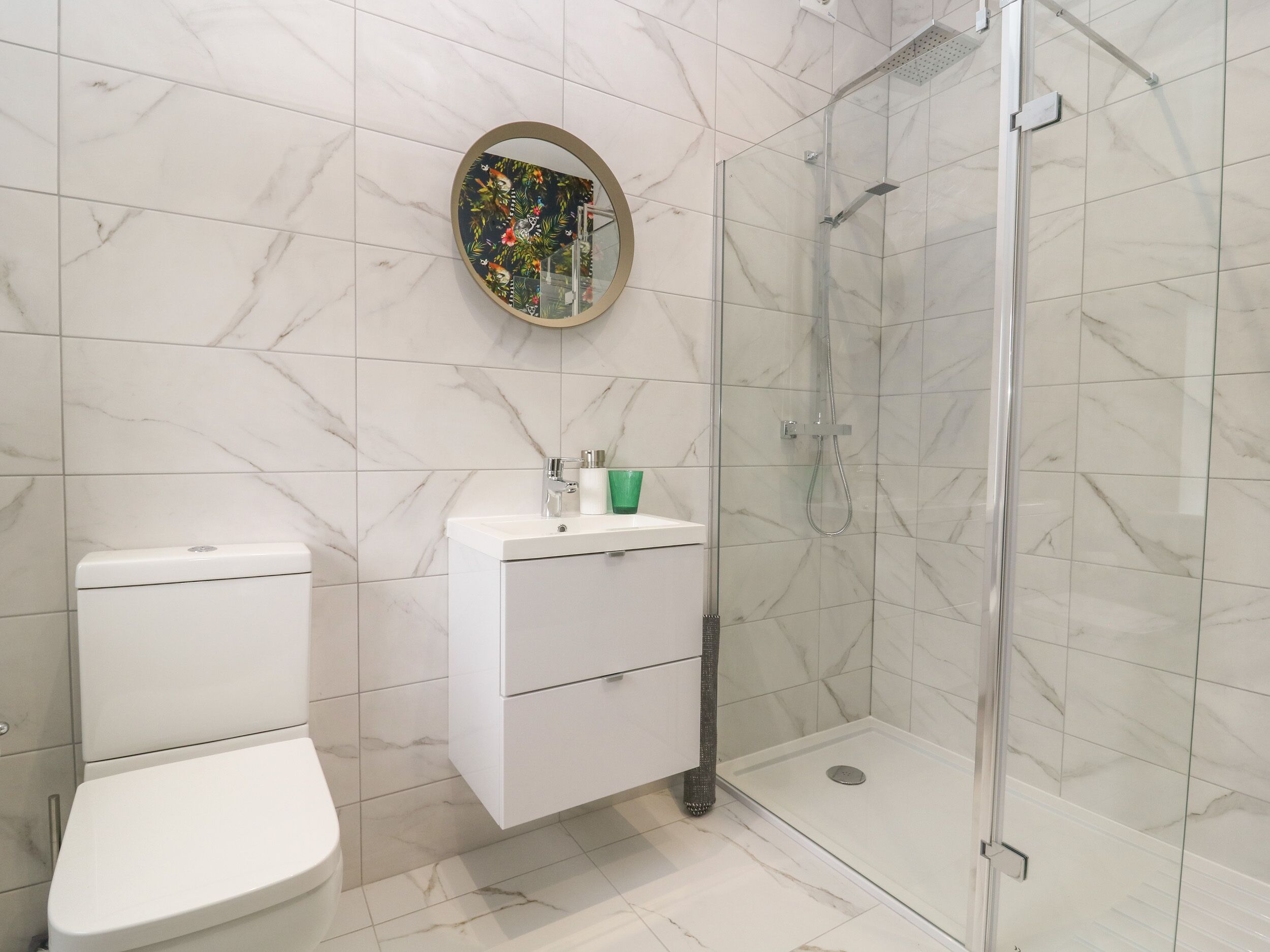 Ein Badezimmer mit Toilette, Waschbecken und Dusche.