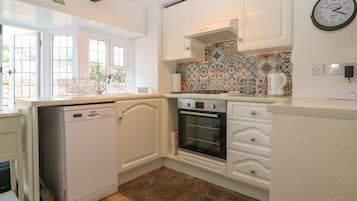 Cottage | Private kitchen | Fridge, dishwasher, cookware/dishes/utensils