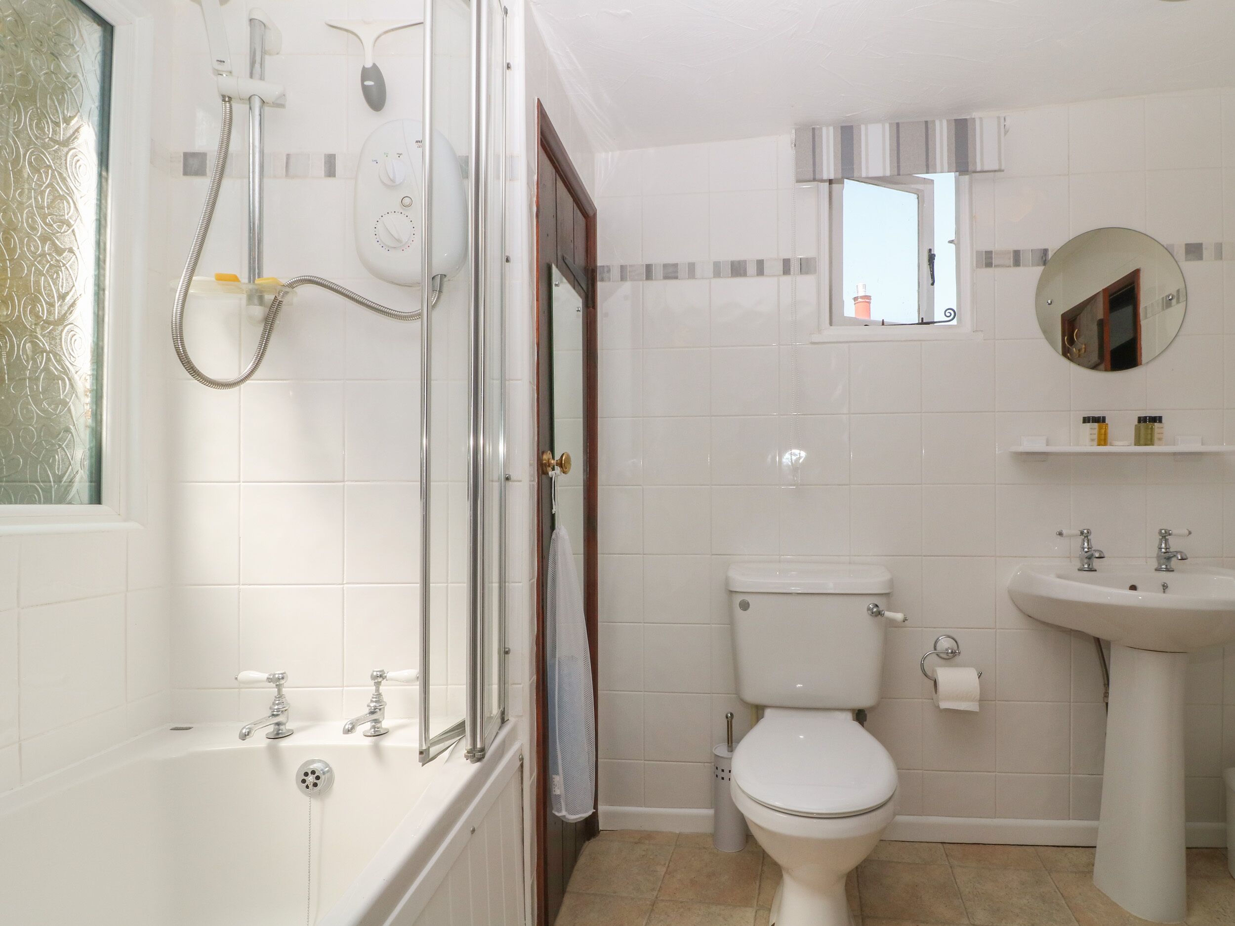 Un baño con bañera, inodoro y lavabo.