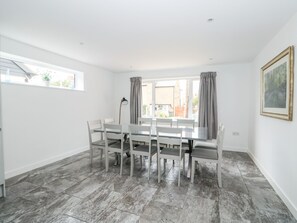 Cottage | Private kitchen | Fridge, microwave, dishwasher, electric kettle - The Glass House (Hunstanton)