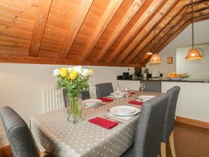 Cottage | Private kitchen | Fridge, dishwasher, electric kettle, toaster - Flora's Barn (Taunton)