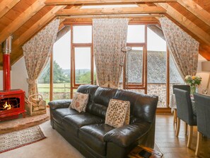 Cottage | Living room | Fireplace