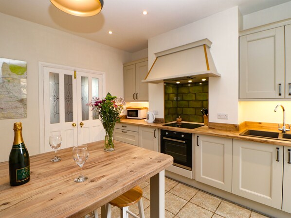 Cottage | Private kitchen | Fridge, dishwasher, electric kettle, toaster - Stang View (Barnard Castle)