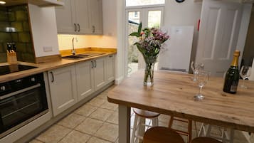 Cottage | Private kitchen | Fridge, dishwasher, electric kettle, toaster