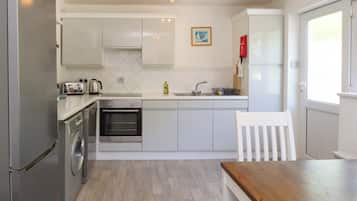 Cottage | Private kitchen | Fridge, dishwasher, electric kettle, toaster