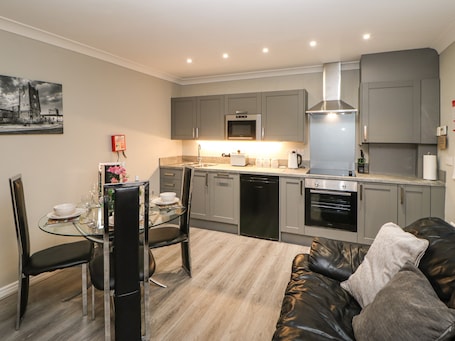 Refrigerador, tetera/pava eléctrica, tostadora, utensilios de cocina