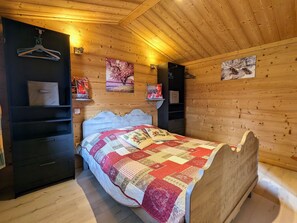 3 bedrooms, free WiFi - Cozy Chalet by the Stream: Terrace, BBQ, Near Skiing & Cycling Paths, Pet Friendly (Vagney)