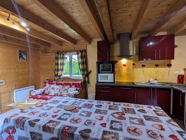 3 bedrooms, free WiFi - Cozy Chalet by the Stream: Terrace, BBQ, Near Skiing & Cycling Paths, Pet Friendly (Vagney)