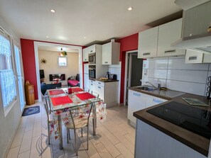 Kjøleskap, mikrobølgeovn, oppvaskmaskin og høy barnestol