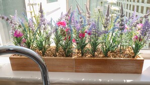 Une jardinière remplie d’une variété de fleurs et de plantes.
