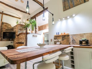 Cottage | Private kitchen | Dishwasher, cookware/dishes/utensils