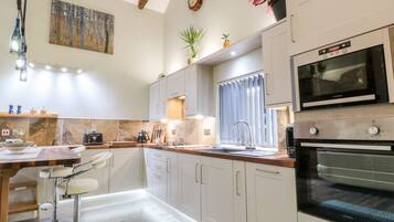 Cottage | Private kitchen | Fridge, dishwasher, electric kettle, toaster