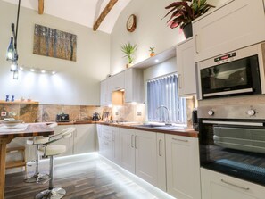Cottage | Private kitchen | Dishwasher, cookware/dishes/utensils
